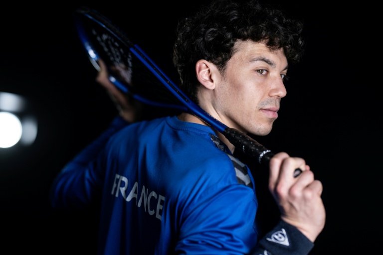 Le joueur de squash Victor Crouin pose avec sa raquette lors d'une séance photo à Paris, le 16 avril 2026