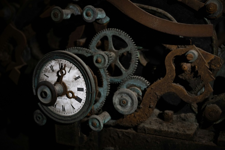 Un mécanisme d'horlogerie du temple protestant de Saint-Martin, à Montbéliard, dans le Doubs, le 17 avril 2026