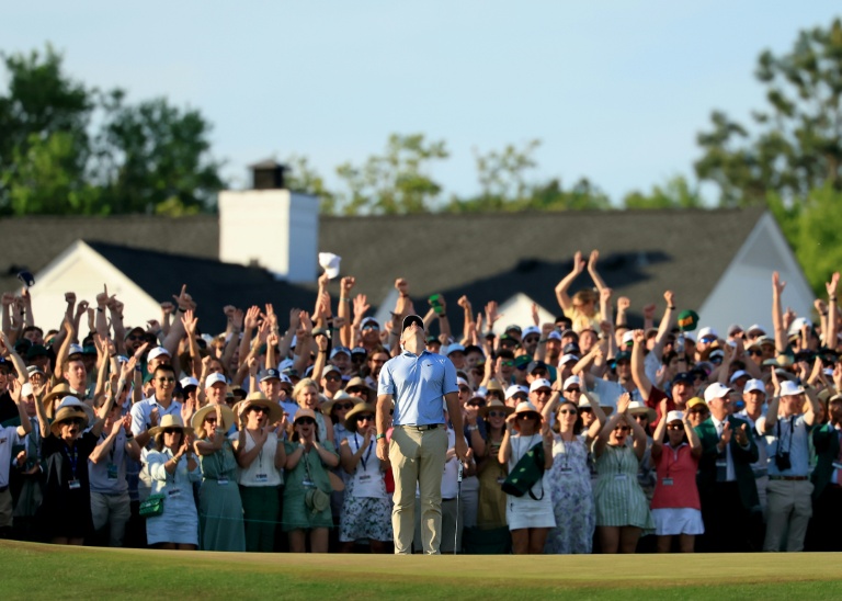 Le public acclame le Nord-Irlandais Rory McIlroy lors de son coup de la victoire au Masters de golf d'Augusta, aux Etats-Unis, le 12 avril 2026