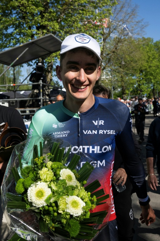 Le Français Paul Seixas avec le bouquet de vainqueur après sa victoire dans la Flèche Wallonne le 22 avril 2026 à Huy