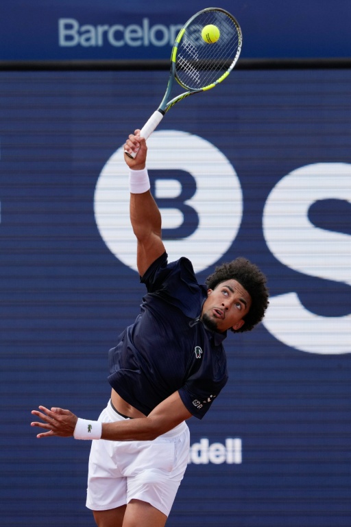 Arthur Fils au service lors de sa demi-finale de l'ATP 500 de Barcelone remportée face à Rafael Jodar samedi 18 avril 2026 et qui lui permet de rejoindre en finale le Russe Audrey Rublev