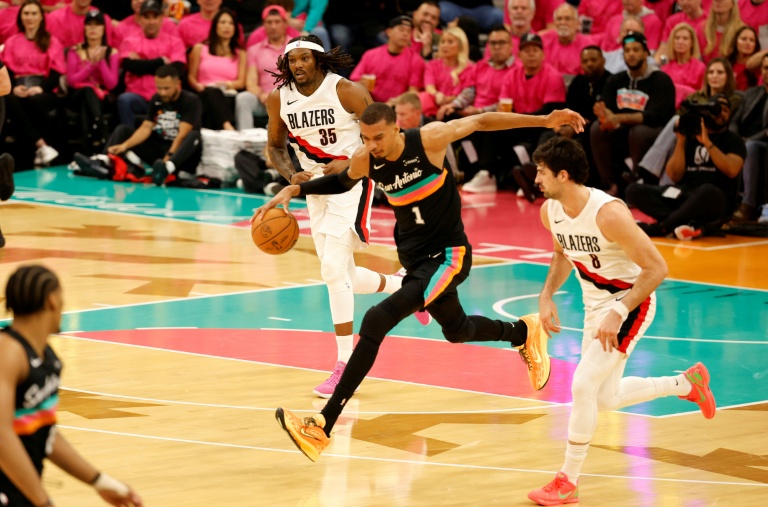 Victor Wembanyama (c) lors du match 1 du premier tour des play offs NBA de la conférence Ouest entre les San Antonio Spurs et les Portland Trailblazers, le 19 avril 2026 à San Antonio