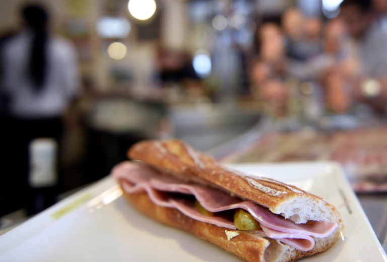 Un sandwich jambon-beurre dans un bistrot à Paris, le 4 mars 2015