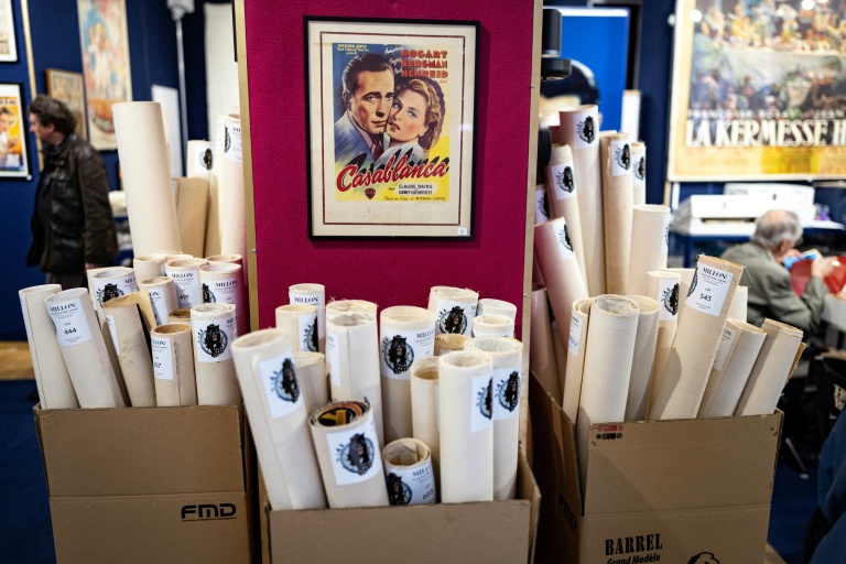 Des objets et des affiches de cinéma de la collection René Chateau exposés à Paris, le 7 avril 2026 avant leur vente aux enchères par la maison Millon, le 9 avril 2026