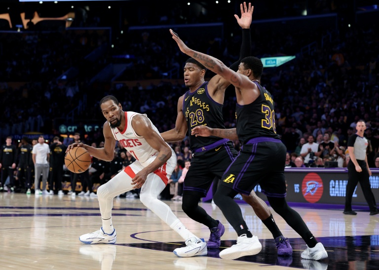 Kevin Durant, des Houston Rockets, surveillé de près lar les défenseurs des Los Angeles Lakers Rui Hachimura (N.28) et Marcus Smart dans le match 2 du 1er tour des play-offs en NBA le 21 avril 2026 à Los Angeles