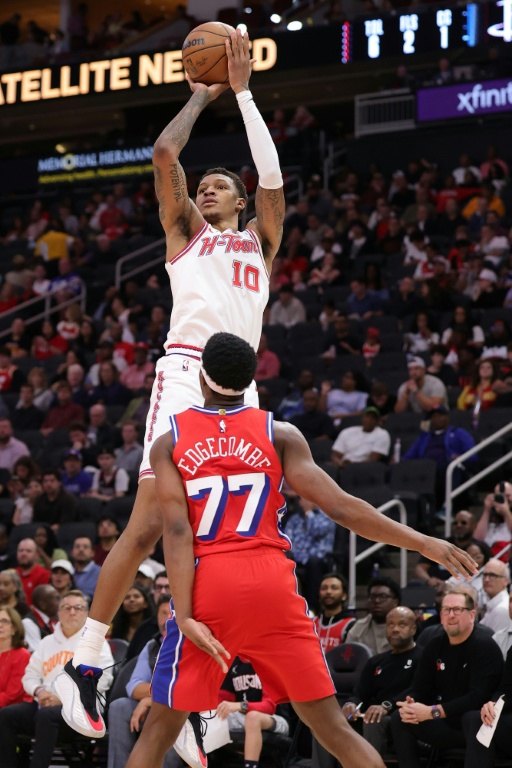 Jabari Smith Jr. tente un paier malgré la défense de Vj Edgecombe lors du match NBA des Houston Rockets contre les Philadelphia 76ers, le 9 avril 2026 à Houston