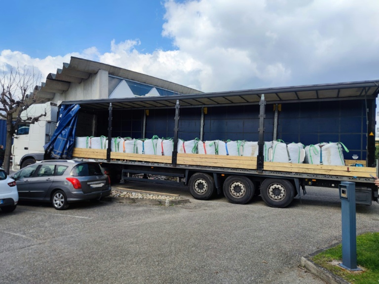 Photo prise le 24 mars 2026 et diffusée par les douanes françaises le 3 avril 2026, montrant le camion transportant des sacs de terreau dans lesquels étaient dissimulés 1 145 kilogrammes de cocaïne avant leur saisie à Saint-Etienne, dans la Loire