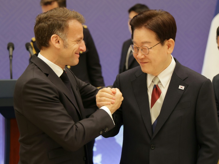Emmanuel Macron (G) et le président sud-coréen Lee Jae-myung (D)à Séoul le 3 avril 2026