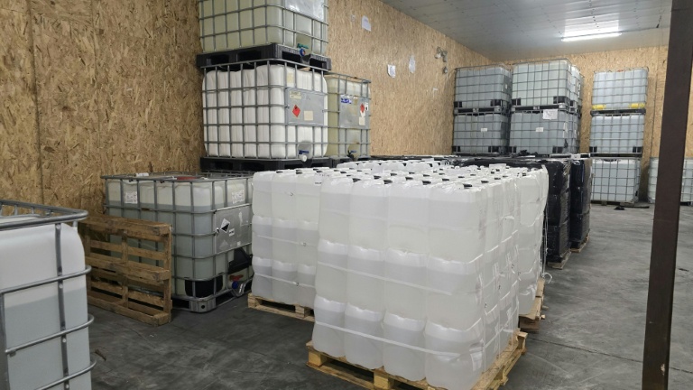 Photo prise le 16 janvier 2026 dans un lieu non précisé en Pologne et publiée par la police polonaise le 21 janvier montrant un entrepôt de stockage de produits chimiques destinés à la fabrication de drogues de synthèse