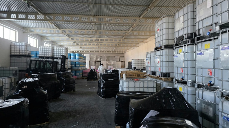 Photo prise le 16 janvier 2026 dans un lieu non précisé en Pologne et publiée par la police polonaise le 21 janvier montrant un entrepôt de stockage de produits chimiques destinés à la fabrication de drogues de synthèse