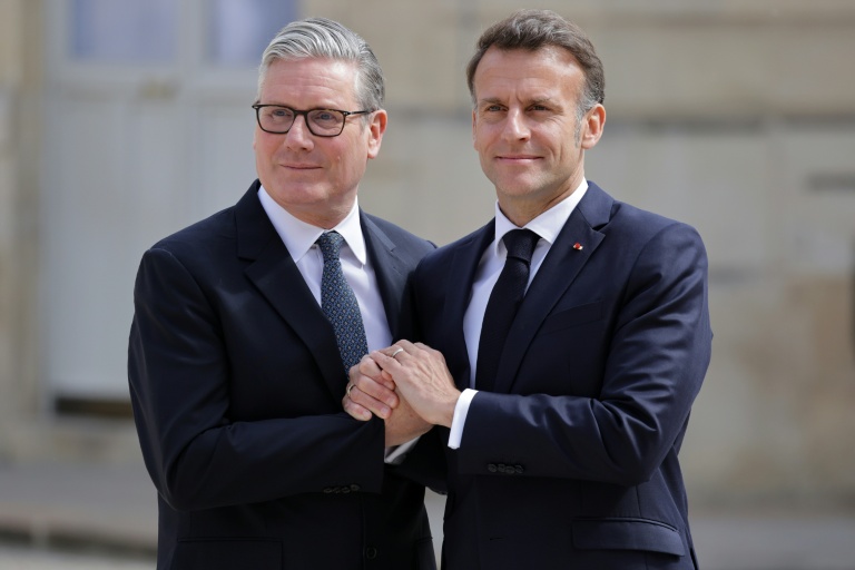Le Premier ministre britannique Keir Starmer et le président français Emmanuel Macron le 17 avril 2026 dans la cour du palais de l'Elysée à Paris