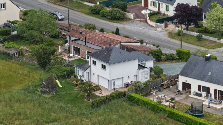 Vue aérienne de la maison (c) de Manon Relandeau, portée disparue, à Saint-Étienne-de-Montluc, le 29 avril 2026 en Loire-Atlantique