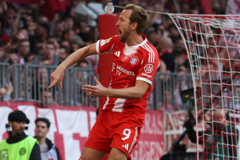 Harry Kane célèbre après avoir marqué le quatrième but du Bayern Munich, son 32e but de la saison en Bundesliga, lors du match remporté face à Stuttgart à Munich, le 19 avril 2026