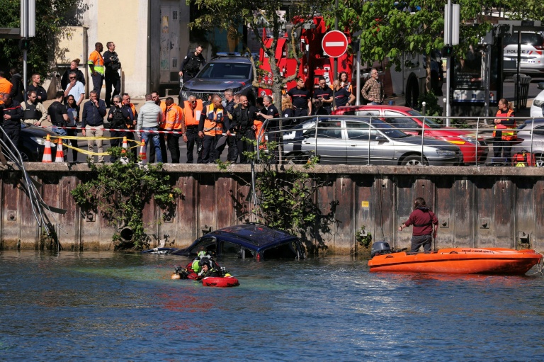 Les équipes de secours sur le site où un bus transportant des passagers et une voiture sont tombés dans la Seine à Juvisy-sur-Orge, le 30 avril 2026 dans l'Essonne