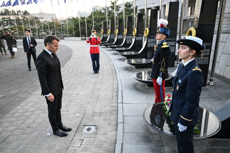 Emmanuel Macron au Mémorial de la Guerre de Corée, à Séoul le 2 avril 2026