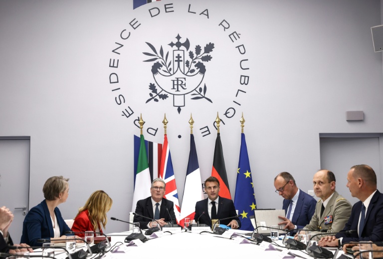 La ministre britannique des Affaires étrangères, Yvette Cooper (g), la Première ministre italienne, Giorgia Meloni (2e g), le Premier ministre britannique, Keir Starmer (c,g), le président français, Emmanuel Macron (c,d), et le chancelier allemand, Friedrich Merz (3e d), participent à un sommet international sur le détroit d'Ormuz à l'Élysée, le 17 avril 2026 à Paris