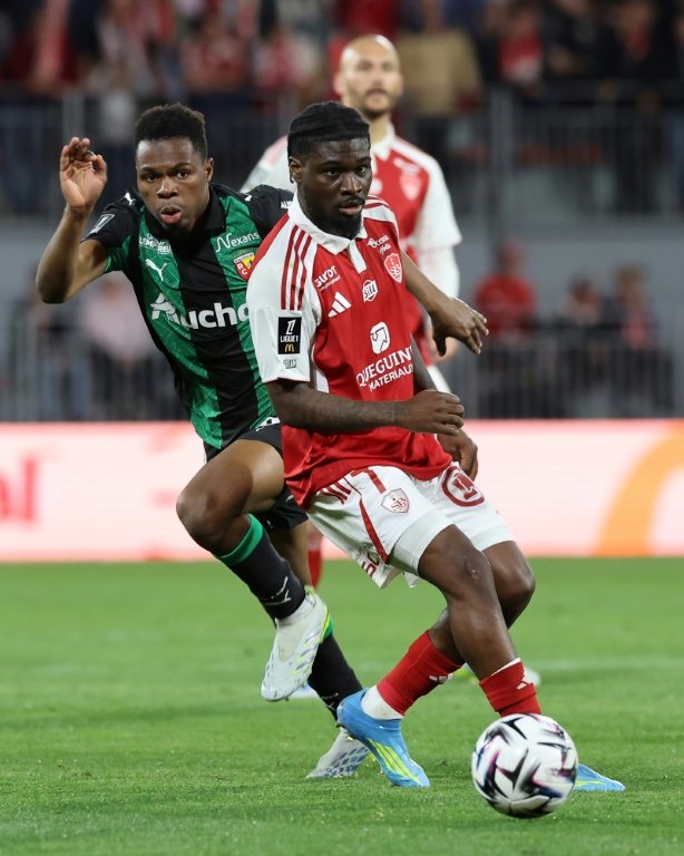 Junior Dina-Ebimbe (en rouge) et Mamadou Sangare lors du match nul entre le Stade Brestois et Lens en Ligue 1 au stade Francis Le Blé de Brest le 24 avril 2026