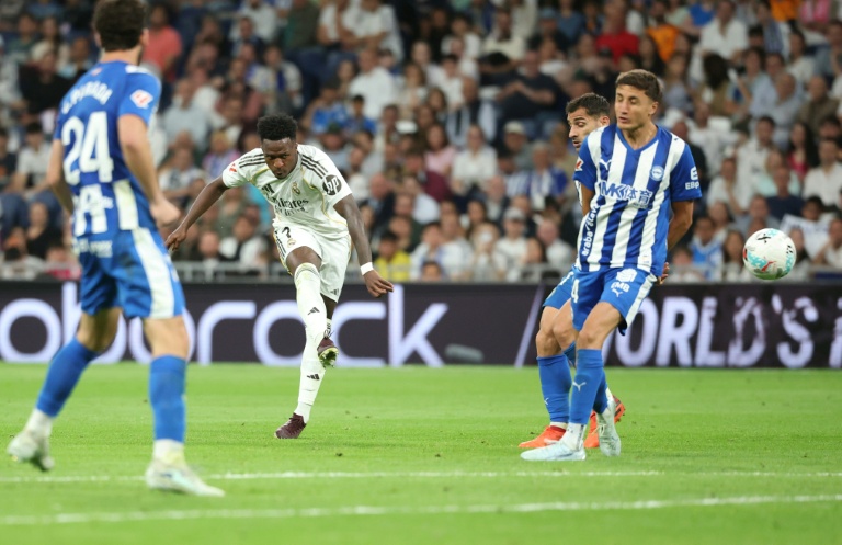 Vinicius Junior (C) l'un des deux buteurs madrilènes lors de la victoire du Real contre Alavès 2-1, le 21 avril 2026 au stade Santiago Bernabeu