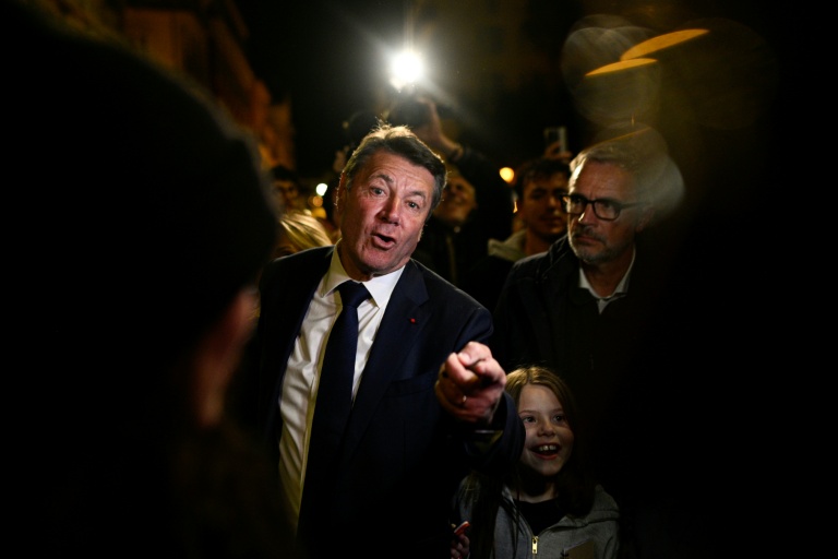 Le maire sortant de Nice, Christian Estrosi, candidat à sa réélection, quitte la tribune après avoir prononcé un discours à Nice, le 22 mars 2026