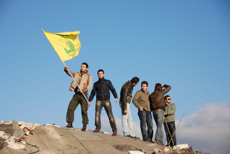 Des jeunes Beyrouthins posant avec un drapeau du Hezbollah sur les ruines de l'ancienne prison de l'Armée libanaise du Sud à Khiam ©Paul Keller, 2007