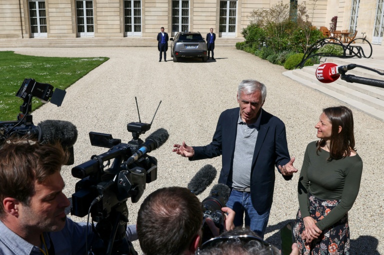 Jacques Paris (g) et Cécile Kohler (d), libérés par l'Iran après trois ans et demi de détention, s'adressent à la presse après avoir été accueillis par le président au palais de l'Élysée, le 8 avril 2026 à Paris