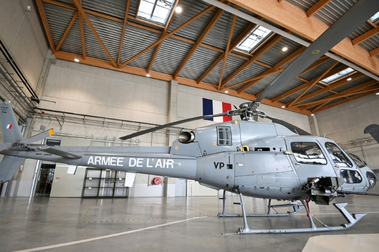 Un hélicoptère Fennec armé d'un canon de 20 mm sur la base aérienne d'Orange le 28 avril 2026