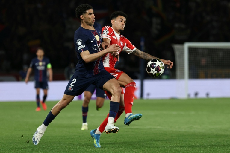 L'attaquant du Bayern Munich Luis Diaz a donné du fil à retordre au défenseur du PSG Achraf Hakimi lors de la demi-finale aller de la Ligue des champions le 28 avril 2026 au Parc des Princes