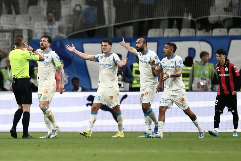 Les Marseillais ont quitté la pelouse sous les sifflets de leurs supporters après leur défaite face à Nice au stade Vélodrome lors de la 31e journée de Ligue 1 le 26 avril 2026