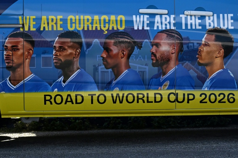 Les joueurs de la sélection du Curaçao peints sur le côté d'un véhicule, le 8 avril 2026 à Willemstad, la capitale de la petite île des Antilles