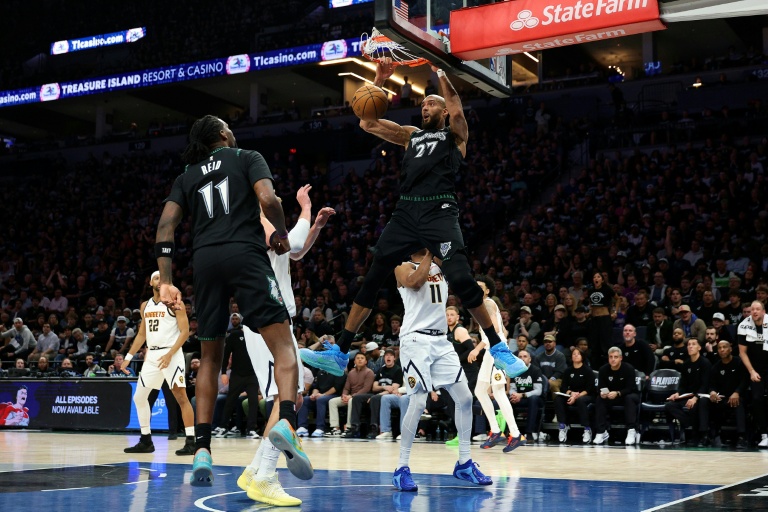Rudy Gobert marque un panier pour les Minnesota Timberwolves lors du match 3 du premier tour des play-offs de NBA contre les Denver Nuggets, le 23 avril 2026 à Minneapolis