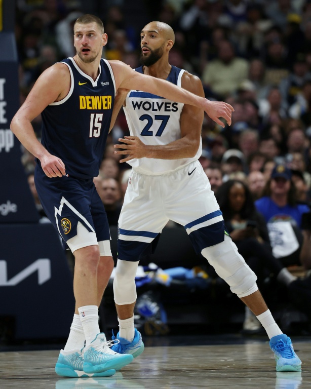 Nikola Jokic (g) et Rudy Gobert lors du match 5 du premier tour des play-offs de NBA entre les Denver Nuggets et les Minnesota Timberwolves, le 27 avril 2026 à Denver