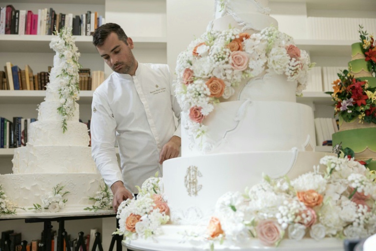Le chef pâtissier français Bastien Blanc-Tailleur décore un gâteau de mariage dans son atelier de Saint-Rémy-lès-Chevreuse, dans les Yvelines, le 10 avril 2026