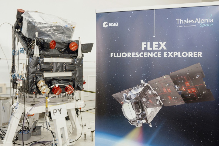 Le satellite Flex dans les locaux de Thales Alenia Space à Cannes, le 16 avril 2026 dans le sud-est de la France