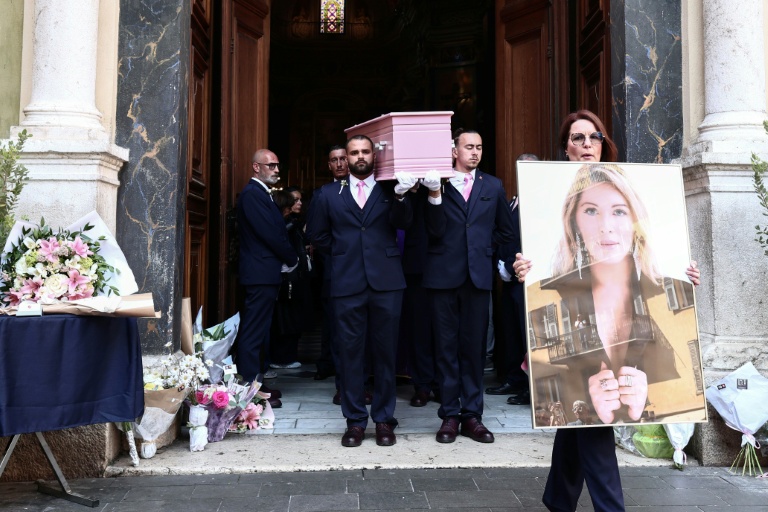 Le cercueil de Loana Petrucciani, première star de télé-réalité en France, quitte la cathédrale Sainte-Réparate à la fin de ses obsèques à Nice, le 10 avril 2026