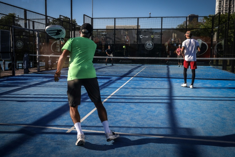 Des personnes jouent au padel sur un court à Miami, en Floride, le 22 mars 2026