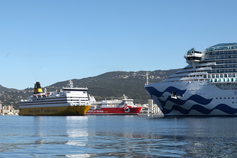 Des navires de Corsica Linea, de Corsica Ferries et le paquebot Sun Princess attendent alors que des pêcheurs bloquent l'entrée du port d'Ajaccio, le 7 avril 2026 en Corse
