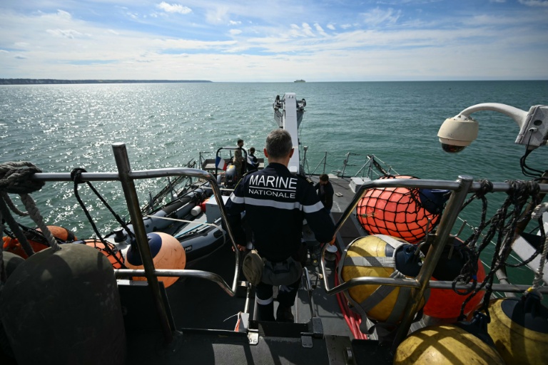 Le capitaine de corvette Jacquelin du Réau, commandant du chasseur de mines L'Aigle, sur le pont du navire, au large de Dieppe, le 14 avril 2026 en Normandie
