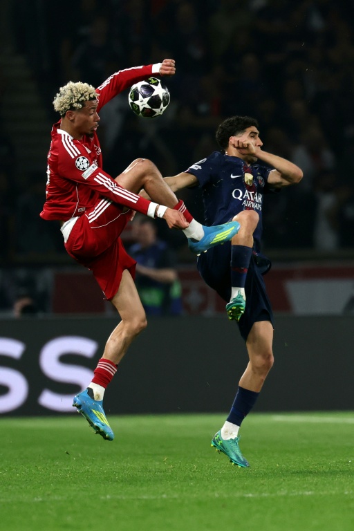 Le défenseur du Paris SG Achraf Hakimi (D) et l'attaquant français de Liverpool Hugo Ekitike lors de la victoire parisienne 2 à 0 en quart de finale aller de Ligue des champions, le 8 avril 2026 au Parc des Princes