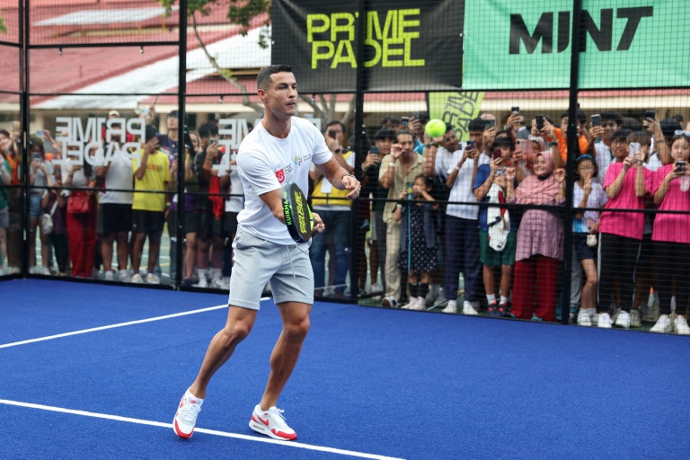 Le Portugais Cristiano Ronaldo joue au padel lors d'un événement caritatif, à Singapour, le 3 juin 2023