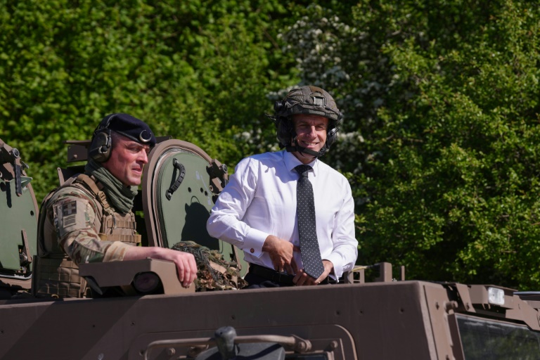 Le président français Emmanuel Macron se tient dans un véhicule blindé Serval lors d’une visite à l’exercice militaire Orion 2026 à Suippes, dans l’est de la France, le 30 avril 2026
