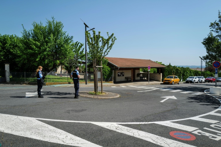 Des policiers non loin de l'école du village de Lucenay dans le Rhône, le 30 avril 2026