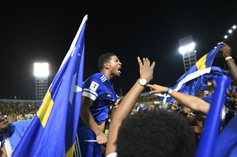 Les joueurs du Curaçao fêtent avec leurs supporteurs la qualification pour le Mondial-2026 après un match nul 0-0 contre la Jamaïque, le 18 novembre 2025 à Kingston
