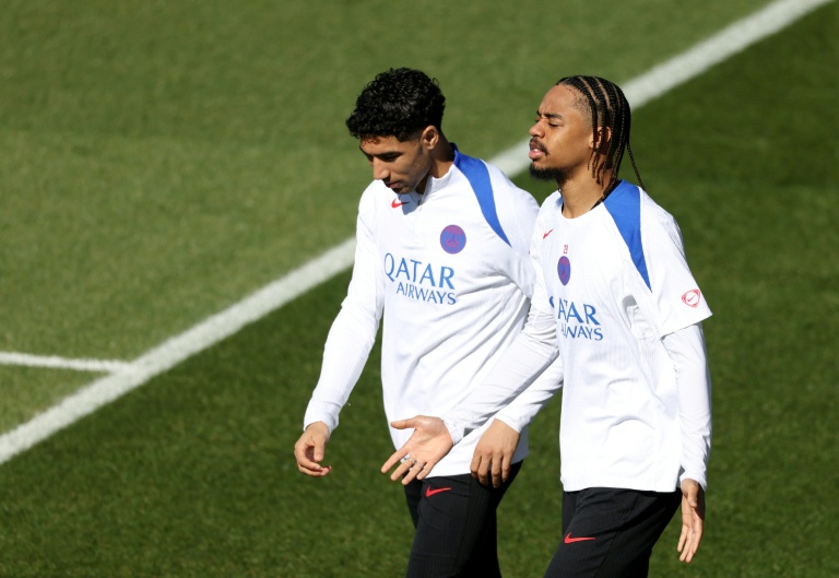 Les joueurs du PSG Achraf Hakimi et Bradley Barcola à l'entraînement, le 7 avril 2026 à Poissy