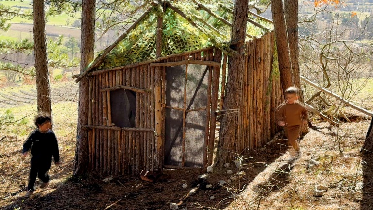 Elèves de l'école publique de Séderon (Drôme) ayant classe dehors le 13 mars 2026