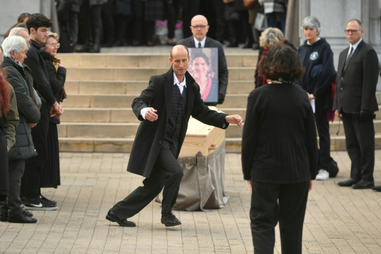 Le compagnon d'Agnès Lassalle, Stéphane Voirin, danse près du cercueil de l'enseignante poignardée dans sa salle de classe, le 3 mars 2003 lors des obsèques célébrées à Biarritz