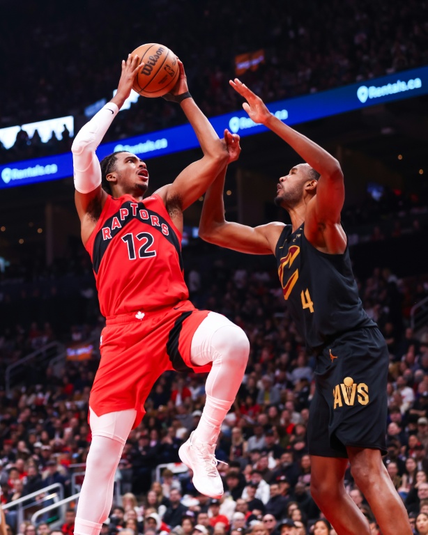 Collin Murray-Boyles (g) tente un panier malgré la défense d'Evan Mobley lors du match 4 du premier tour des play-offs NBA entre les Toronto Raptors et les Cleveland Cavaliers, le 26 avril 2026 à Toronto