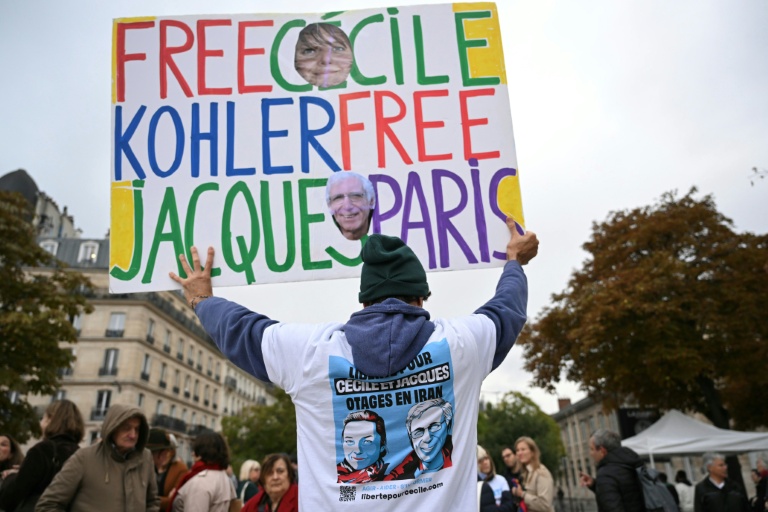 Rassemblement pour réclamer la libération de Cécile Kohler et Jacques Paris, le 25 septembre 2025, à Paris