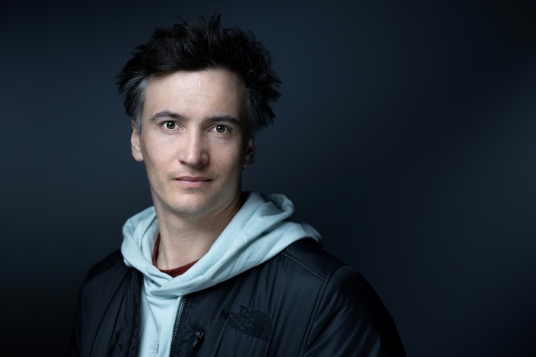 Victor de Le Rue pose pour l'AFP le 1er avril 2026 à Paris