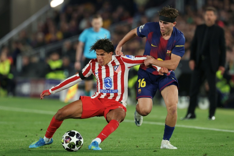 L'attaquant de l'Atletico Madrid Giuliano Simeone (à gauche) à la lutte avec le Barcelonais Fermin Lopez mercredi en quart de finale aller de la Ligue des champions au Camp Nou de Barcelone.