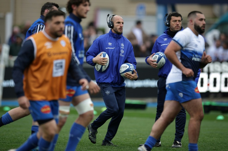 L'entraîneur adjoint de Castres Julien Dumora (au centre) lors de l'échauffement avant le match de Top 14 contre Montauban au stade Pierre-Fabre de Castres, France, le 28 mars 2026